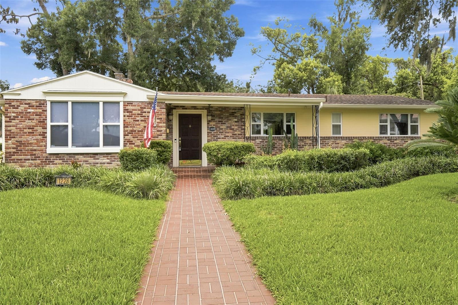 1228 SPRING LAKE DR
